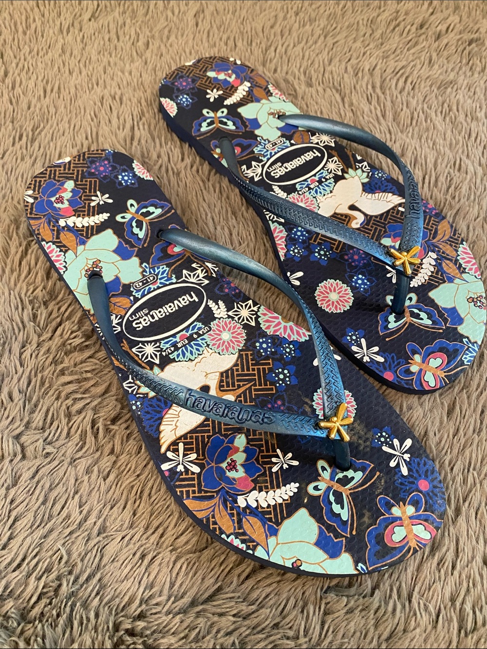 Like new Havaianas slim Orient thong sandal size 9 navy butterfly floral NWOT